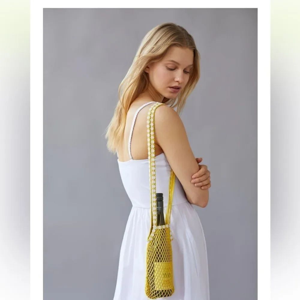 Urban Outfitters Daisy Trim Bottle Sling - Picture 3 of 5